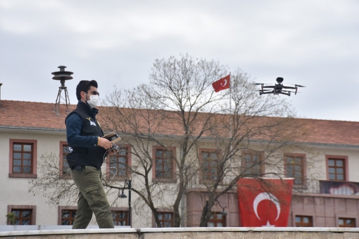 Sesli Drone İle Sokağa Çıkanlar Uyarılıyor