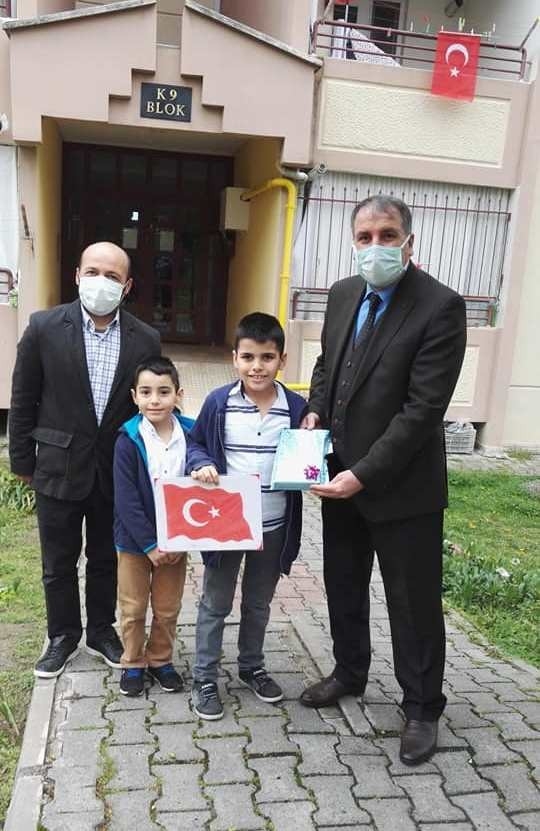 Sokakta Dolaşmadılar, Koronaya Bulaşmadılar, Ödülü Kaptılar