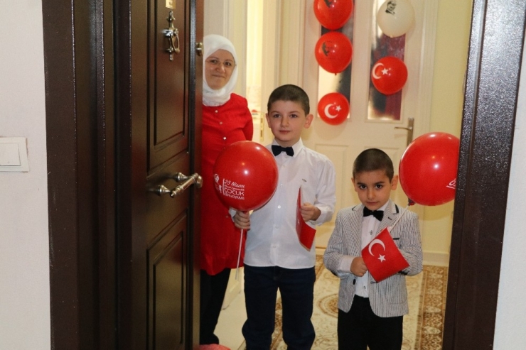 Rize’de Çocuklar Ve Aileleri 23 Nisan’ı Evlerinin Balkonunda Kutladı