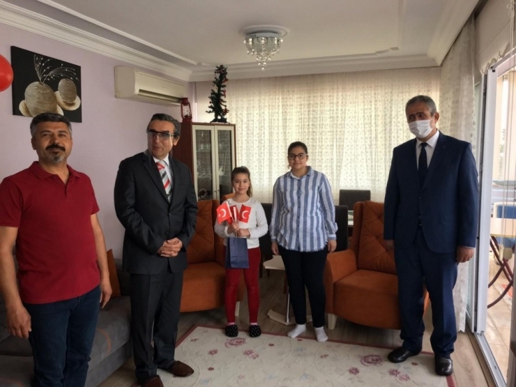 Kaymakam Yücel Minik Öğrencileri Evlerinde Ziyaret Etti