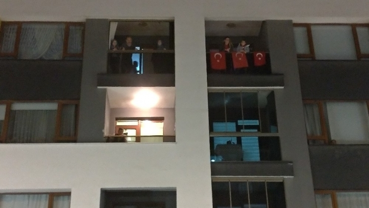 Bayrakları Astılar, Hep Bir Ağızdan İstiklal Marşı’nı Okudular