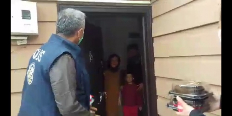 Annelerine Doğum Günü Sürprizi İçin Polisten Yardım İstediler