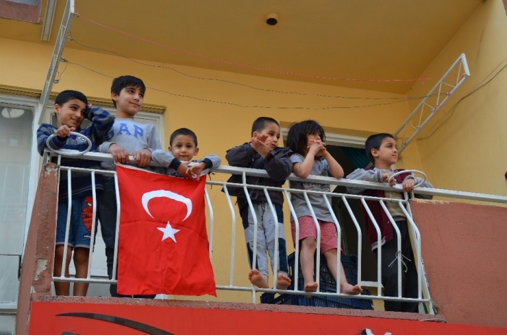 Manisa Sokaklarında 23 Nisan Coşkusu