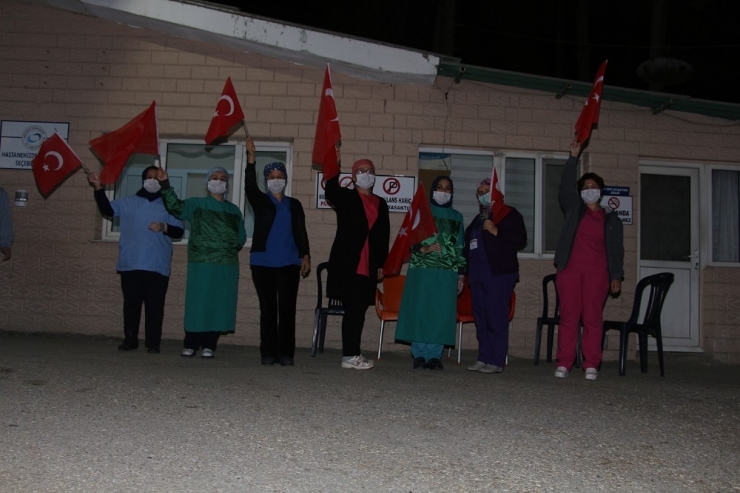Sağlıkçılar Tam Kadro İstiklal Marşı’nı Okudu