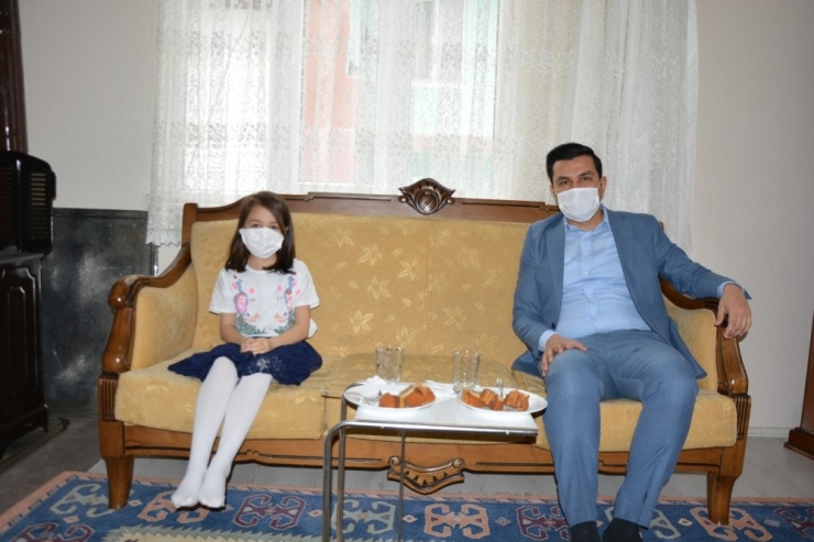 Selendi Kaymakamlığından 23 Nisan Doğumlulara Doğum Günü Kutlaması