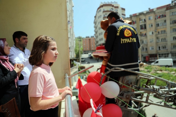 Mardin’de 23 Nisan Doğumlu Çocuklara Sürpriz Kutlama
