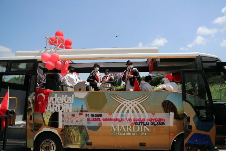 Mardin’de 23 Nisan Doğumlu Çocuklara Sürpriz Kutlama