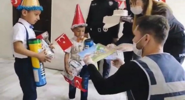 Derik Polisinden 23 Nisanda Doğan Çocuklara Sürpriz Doğum Günü Kutlaması