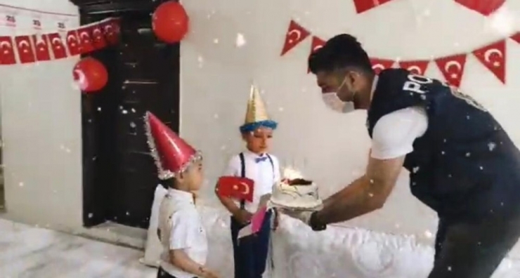 Derik Polisinden 23 Nisanda Doğan Çocuklara Sürpriz Doğum Günü Kutlaması