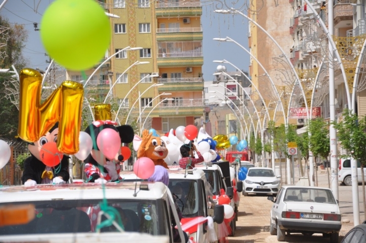 Kızıltepe’de 23 Nisan Kortejine Vatandaşlar Balkonlarından Eşlik Etti