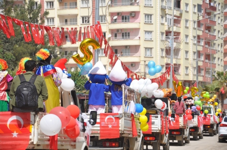 Kızıltepe’de 23 Nisan Kortejine Vatandaşlar Balkonlarından Eşlik Etti