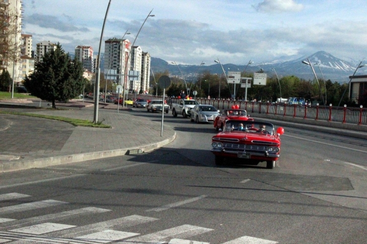 Klasik Araçlar Melikgazi’de 23 Nisan’ı Kutladı