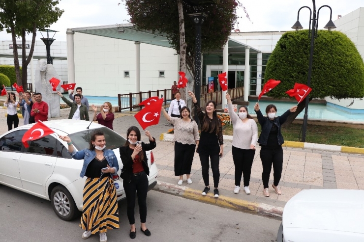 Sesi Duyan Balkon Ve Pencerelere Çıktı