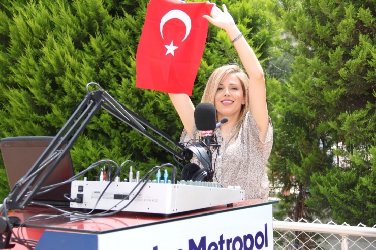 Radyonun Sesini Duydular, Balkonlara Çıkıp Coşkuyu Yaşadılar