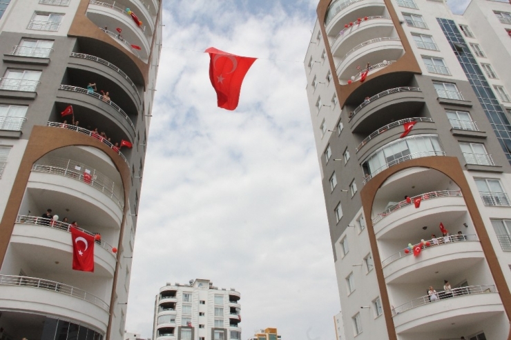 Radyonun Sesini Duydular, Balkonlara Çıkıp Coşkuyu Yaşadılar