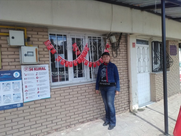 Muhtarlık Binasını Bayrakla Süsledi