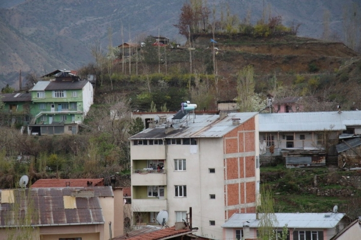 Evinin Balkonundan 23 Nisan Programı Yaptı