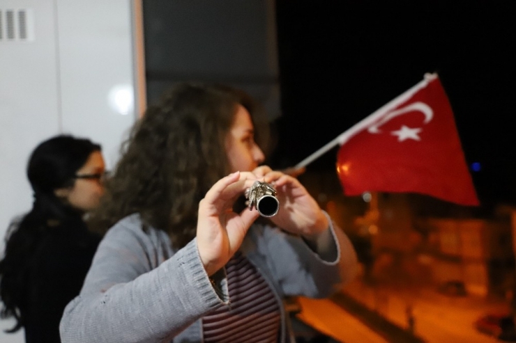 Müzik Öğretmeni Flütle Çaldı, Tüm Mahalleye İstiklal Marşı Söyletti