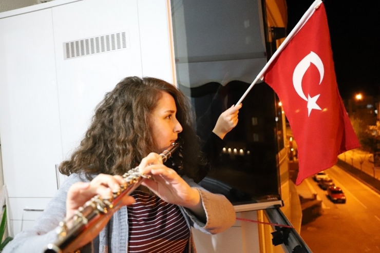Müzik Öğretmeni Flütle Çaldı, Tüm Mahalleye İstiklal Marşı Söyletti