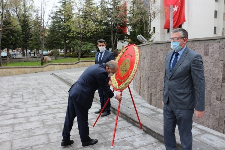 23 Nisan Ulusal Egemenlik Ve Çocuk Bayramı Çelenk Sunma Töreni Yapıldı