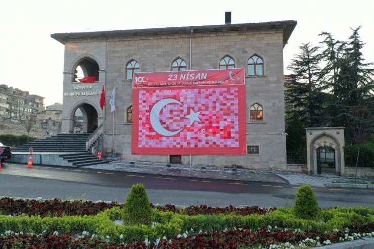 Nevşehir’de Bin Adet Karton İle Dev Türk Bayrağı Oluşturuldu