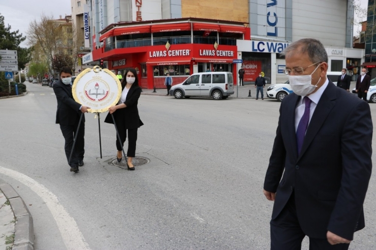 Niğde’de 23 Nisan Kutlamaları Çerçevesinde Atatürk Anıtına Çelenk Sunuldu