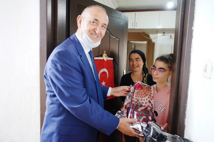 Öğretmenleri Minikleri Evlerinde Ziyaret Etti