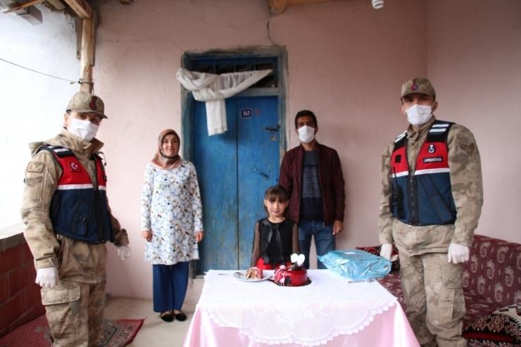 Jandarma’dan Elif Nisa’ya Sürpriz Doğum Günü Kutlaması