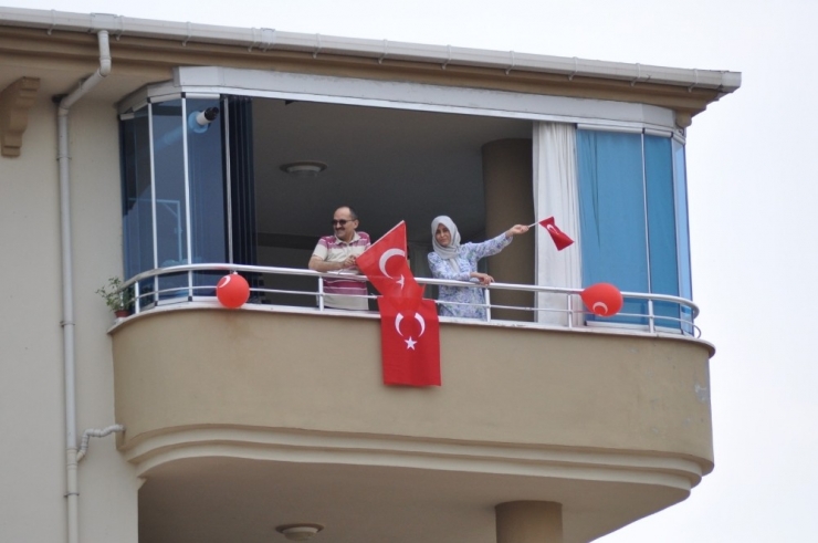 Osmaniye’de Çocuklar 23 Nisan’ı Evlerinin Balkonlarında Kutladı