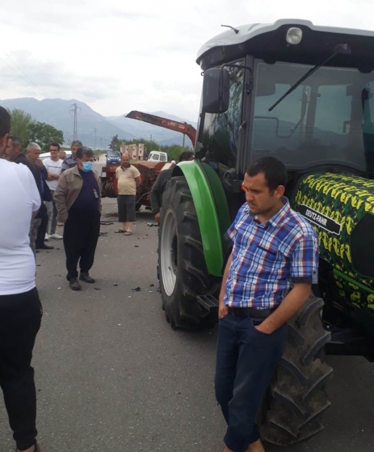 Manevra Yapan Traktöre Çarpan Otomobil Sürücüsü Yaralandı