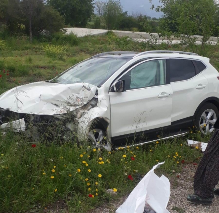 Manevra Yapan Traktöre Çarpan Otomobil Sürücüsü Yaralandı