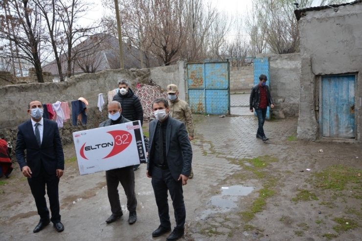 Patnos’ta Uzaktan Eğitim Alamayan Çocuklara Televizyon Hediye Edildi