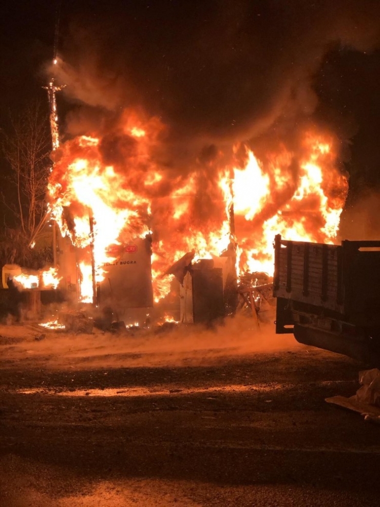 Rize’de İnşaat Malzeme Deposunda Yangın