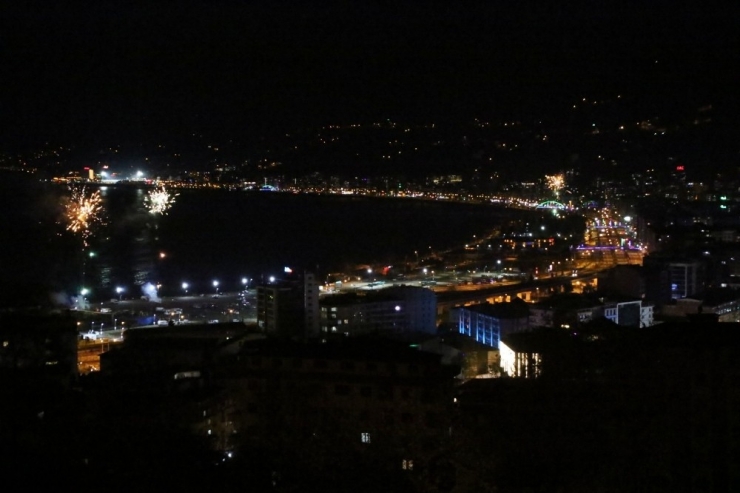 Rize Tek Yürek Oldu, Balkonlarda İstiklal Marşı’nı Okundu