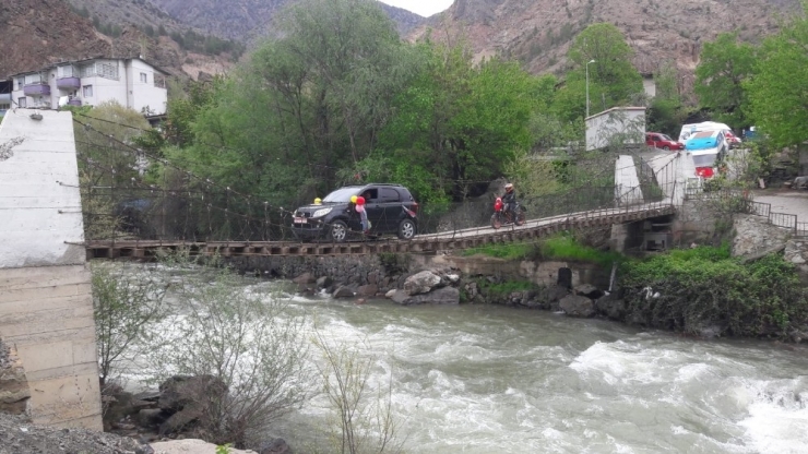 Asma Köprüde 23 Nisan Konvoyu