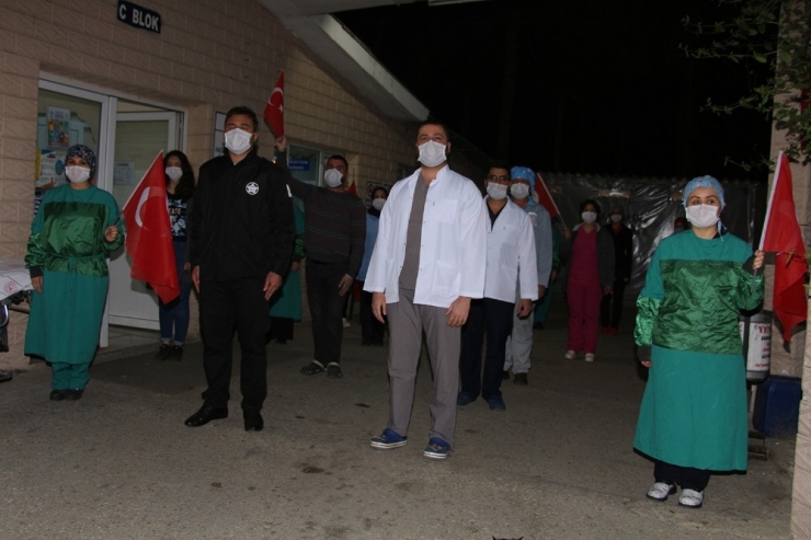 Sağlıkçılar Tam Kadro İstiklal Marşı’nı Okudu