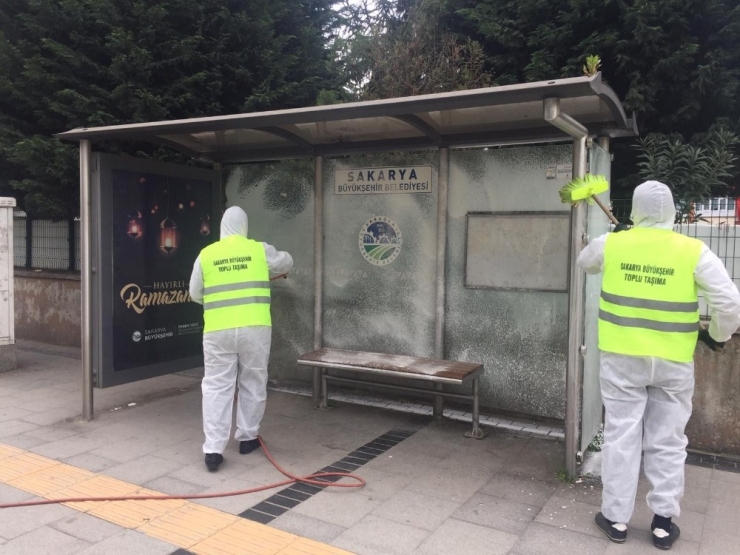 4 Günlük Sokağa Çıkma Kısıtlamasında Sakarya’da Duraklar Büyükşehir İle Temizleniyor