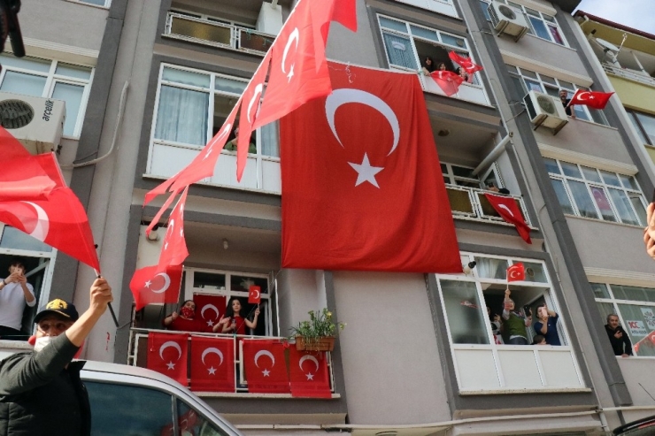 Sokak Tören Alanına Çevrildi, Çocuklara Hediyeler Dağıtıldı