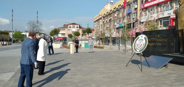 Sakarya’da Sosyal Mesafeye Uyularak Çelenk Sunma Töreni Düzenlendi