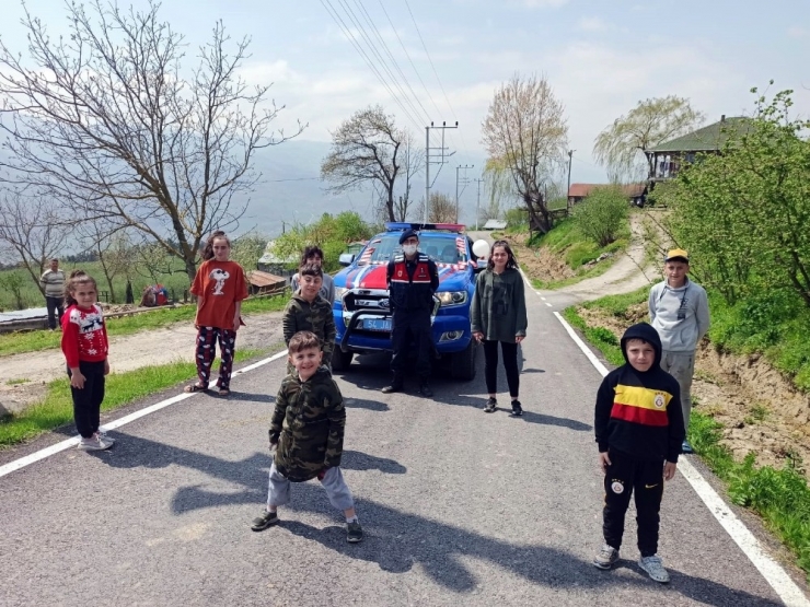 Balon Ve Türk Bayraklarıyla Donatılan Jandarma Aracı Çocuklarla Buluştu