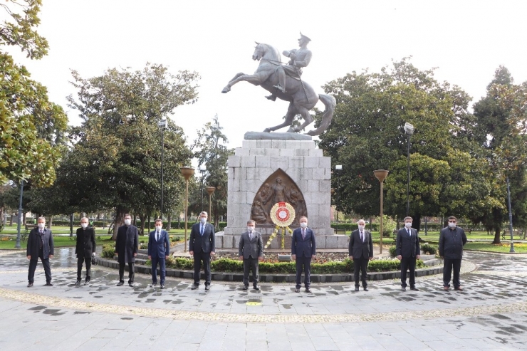 23 Nisan’a Sade Kutlama