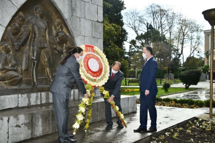 23 Nisan’a Sade Kutlama