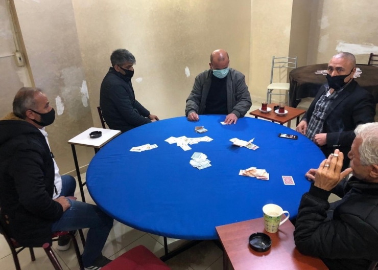 Korona Virüse Rağmen Kumar Oynanan İş Yerinde 14 Kişi Yakalandı