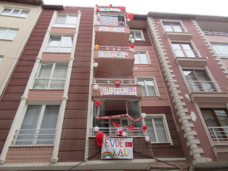Sandıklı’da 23 Nisan Balkonlarda Kutlandı