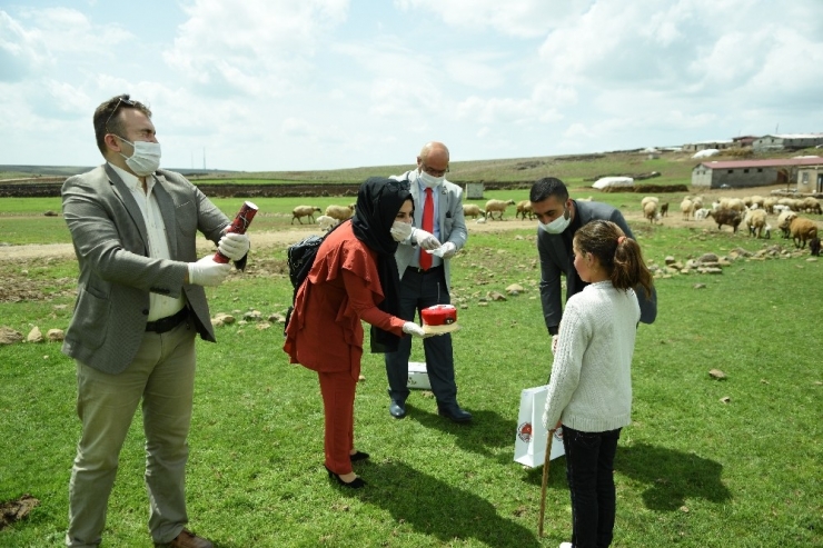 23 Nisan Doğumlu Küçük Kızın Doğum Günü Koyunları Atlatırken Kutlandı