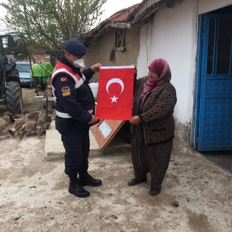 Seyitgazi Vefa Sosyal Destek Grubundan Her Eve Türk Bayrağı