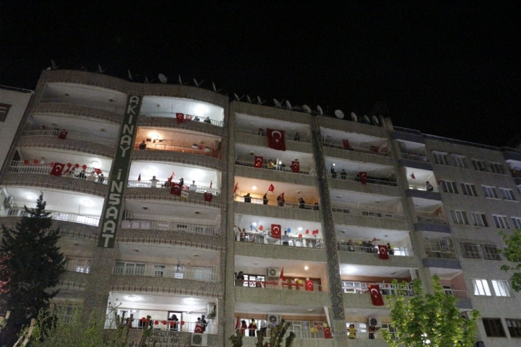 Siirtliler Balkonlardan İstiklal Marşı’nı Okudu