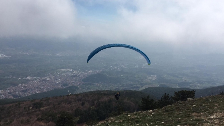 Yamaç Paraşütü İle Bayraklı 23 Nisan Kutlaması