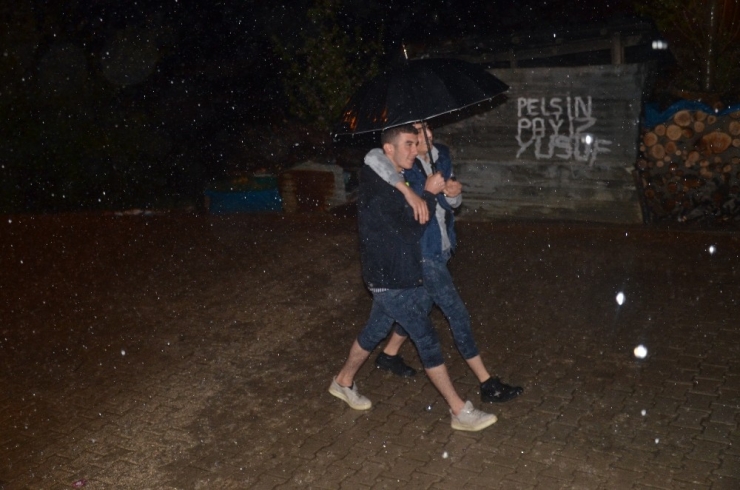 Aşırı Yağışlar Nedeniyle Habur Çayı Taştı...çay Kenarındaki Tarla Ve Ahırlar Sular Altında Kaldı