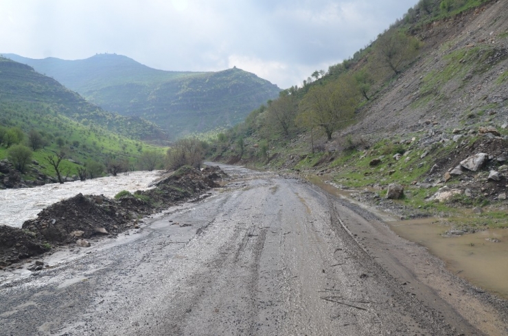 Sağanak Yağış İlçe Yolunu Ulaşıma Kapattı